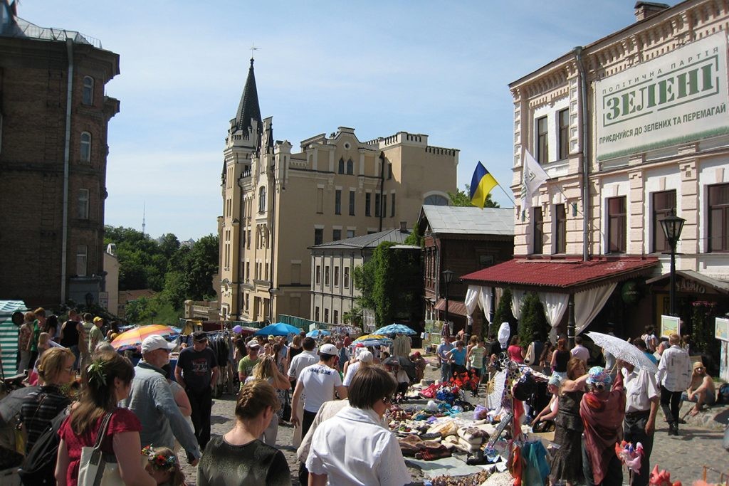 Киев, Андреевская церковь, Андреевский спуск, люди, замок Ричарда