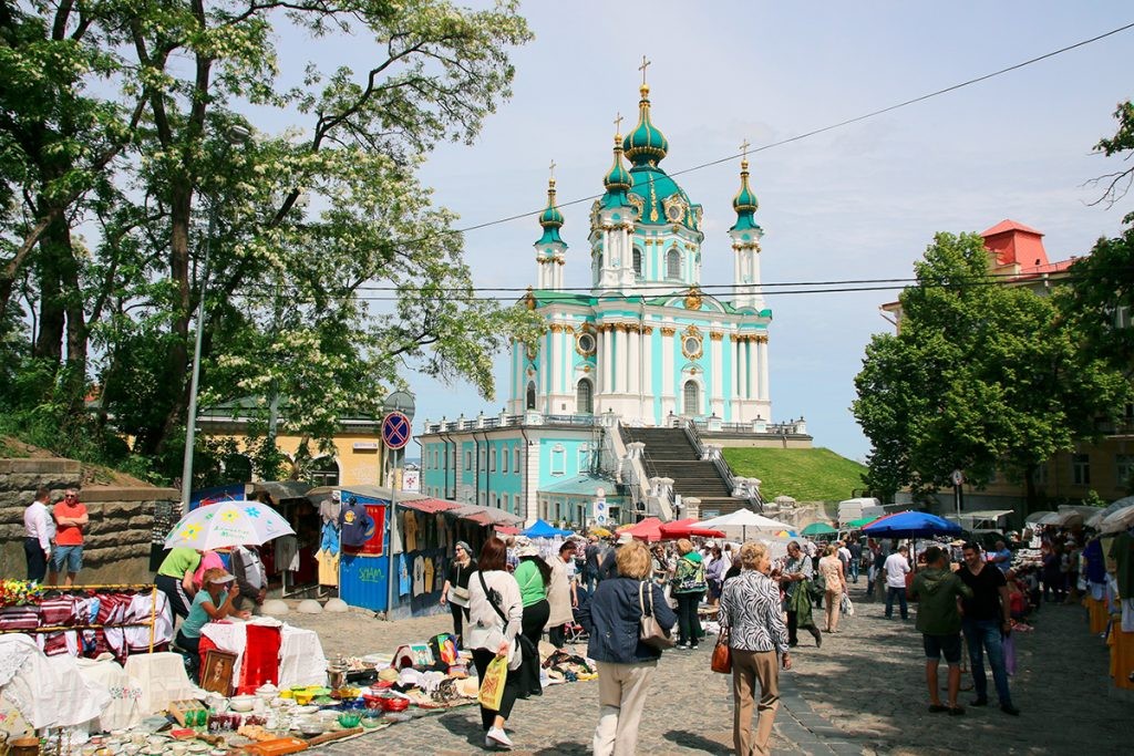 Киев, Андреевская церковь, Андреевский спуск, люди