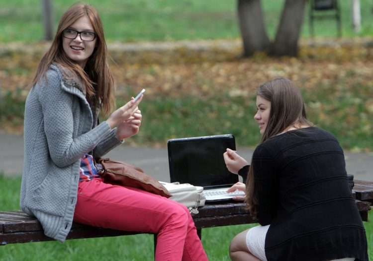 парк Студенты обучение ноутбук