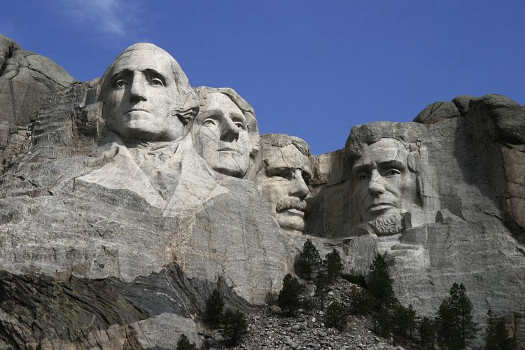 Скульптурный портрет Линкольна высечен на знаменитой горе Рашмор 
