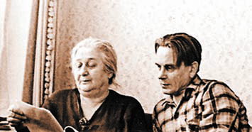 Павел Лукницкий и Анна Ахматова работают над архивом Гумилева