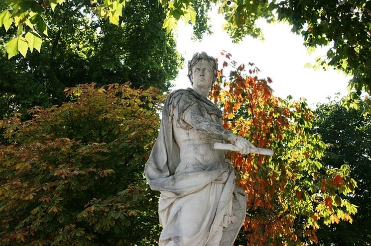 Монумент Цезаря в Париже