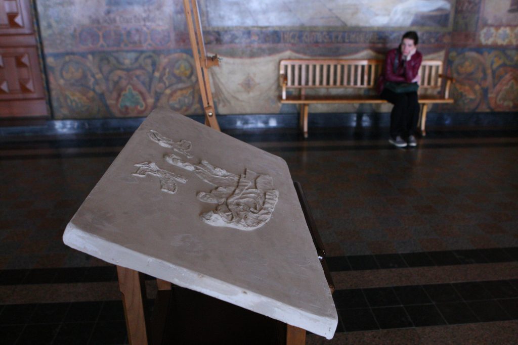 Рельеф иконы и вид на фрески Трапезного храма, уникальные иконы
