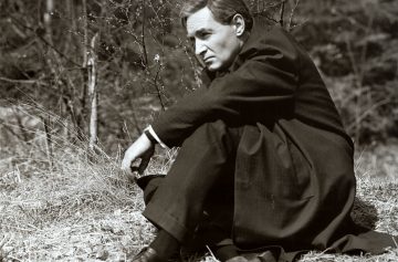 Вячеслав Тихонов Штирлиц сидит на траве
