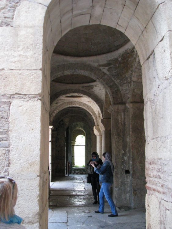 коридор древнего храма, Анталья