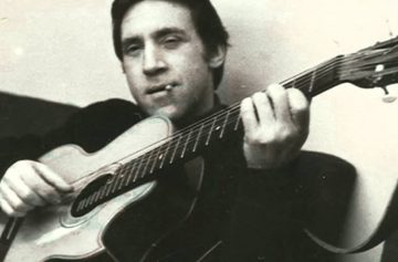 Владимир Высоцкий с гитарой
