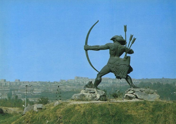 Фишки дня — 11 августа, Айк-лучник, Армения, Ереван, памятник