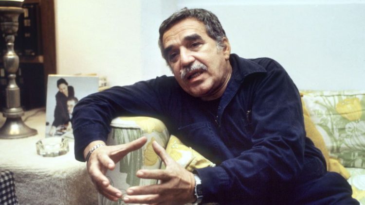 Габриэль Гарсиа Маркес за столом