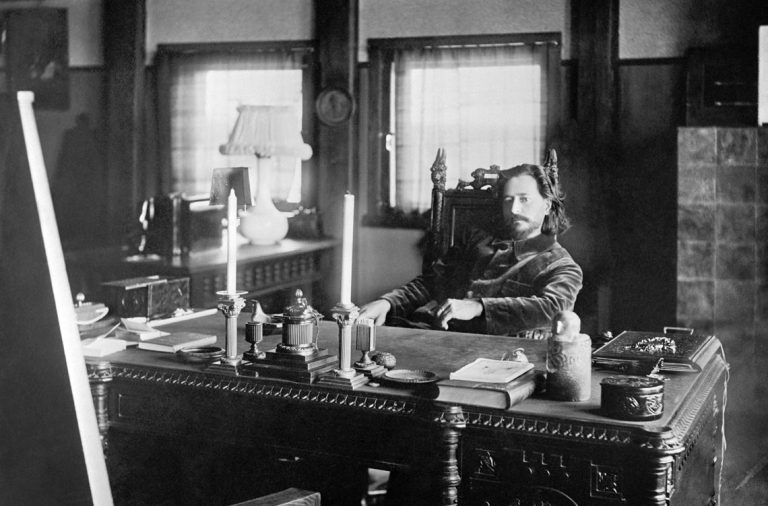 Писатель Леонид Андреев в своем кабинете. 1910 год