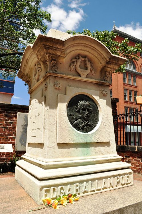 Памятник на могиле Эдгара По в Балтиморе