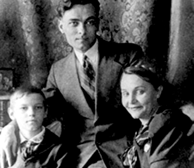 Наталья Ужвий с мужем Евгением Пономаренко и сыном