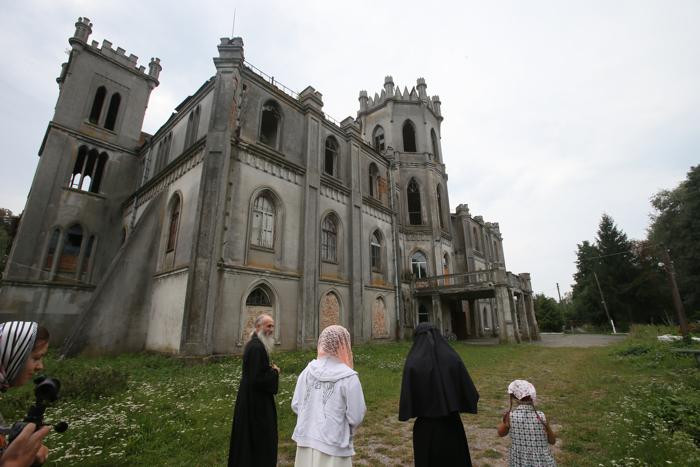 Замок Терещенко, тайны монастырей, монастырь Червоне