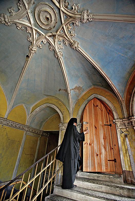 Замок Терещенко, тайны монастырей, монастырь Червоне