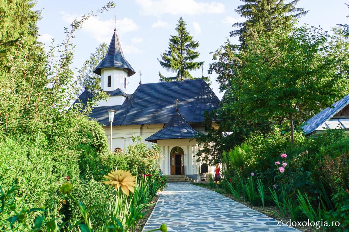 Румынский монастырь Manastirea Sihastria Voronei), молодым семьям