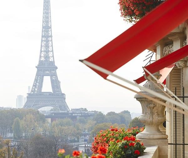 Hôtel Plaza Athénée - Dorchester Collection, отели Парижа, отели с видом на Эйфелеву башню, Париж, Франция, вид из окна, балкон