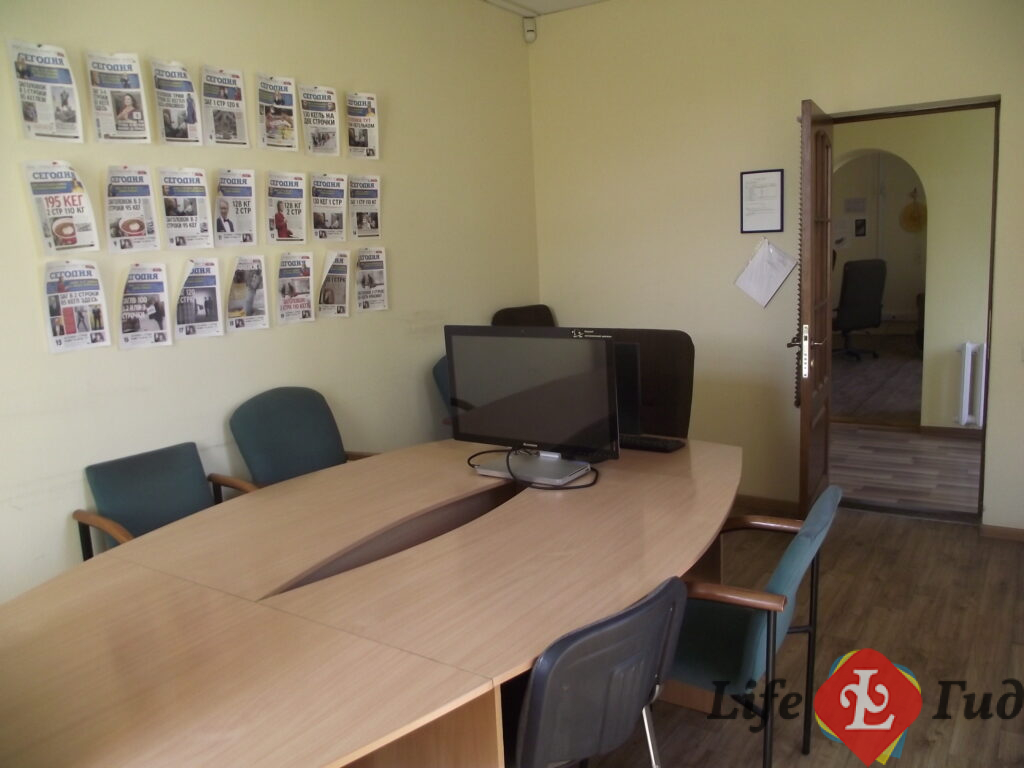 За минуту до планерки. Кабинет, где было много споров, шума, смеха и приколов