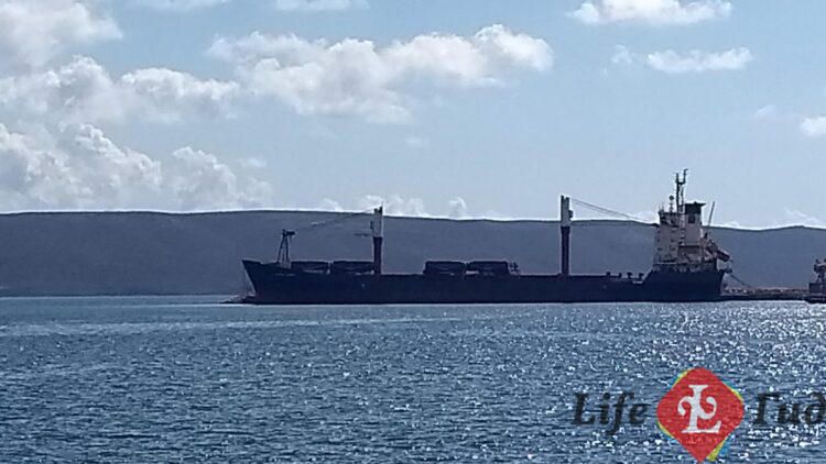"Меконг Спирит" в греческом порту Лаврио - без экипажа