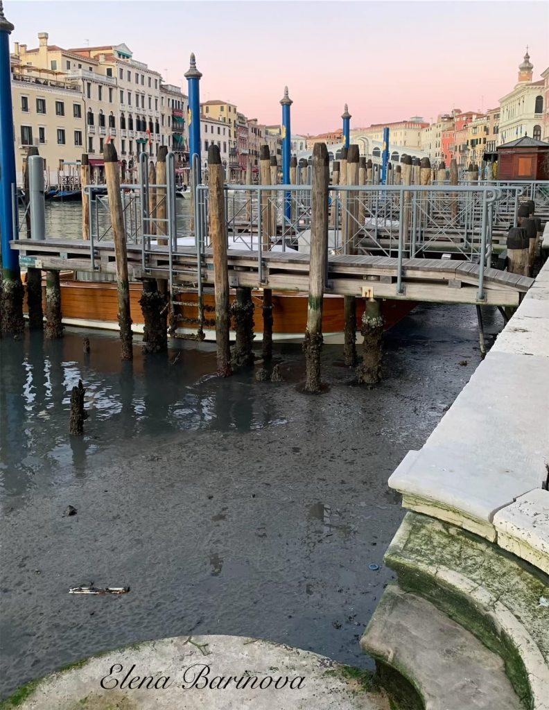 Каналы Венеции, низкая вода, вода ушла