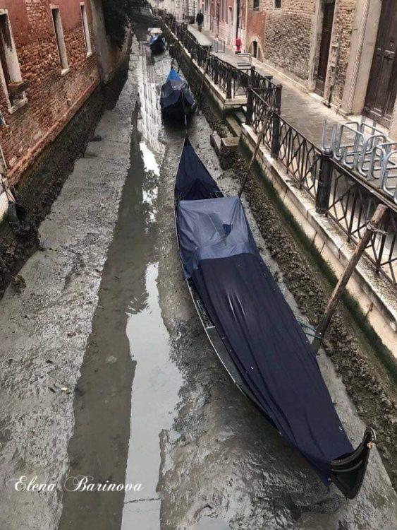 Каналы Венеции, низкая вода, гондола